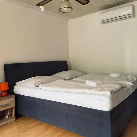 Harrys Scarlett House Komárno